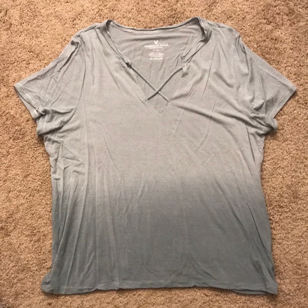 AE v-neck T-shirt